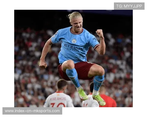 哈兰德在训练间隙为队友调试设备,细节彰显团队精神 哈兰德在训练间隙为队友调试设备,细节彰显团队精神