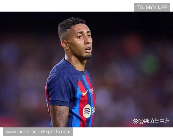 巴萨后场高压断球后，拉菲尼亚低射命中死角