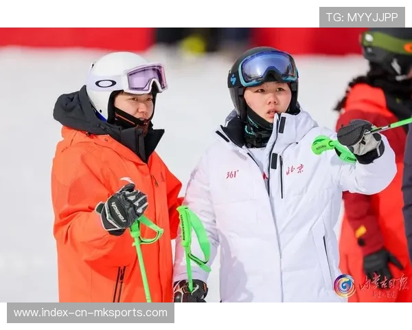 滑雪短距离对决极速精彩——体验极限速度的震撼瞬间